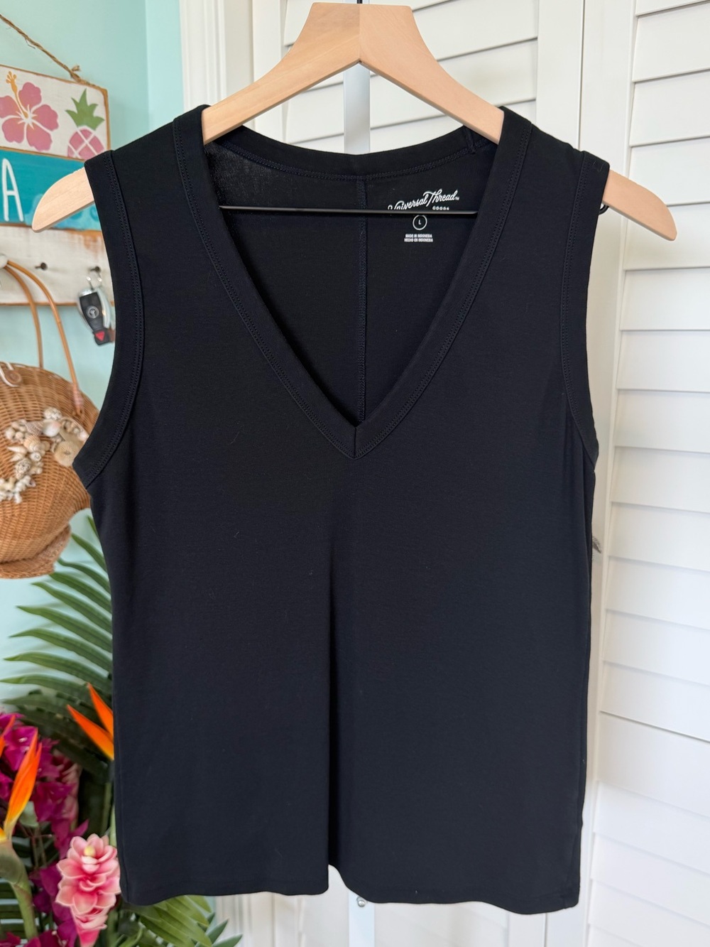 Universal Thread Black V‑Neck Sleeveless Tank Top